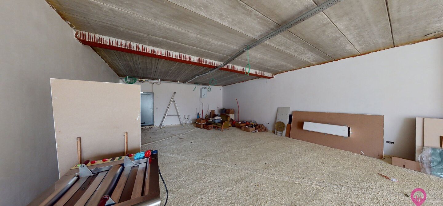 Uitstekend gelegen handelspand in hartje Koersel!
Dit handelspand bestaat op dit moment uit een makkelijk in te delen rechthoek. Aan de voorzijde is het pand 7,5m breed, de diepte bedraagt 18m. We spreken hier dus over 135m² bruikbare oppervlakte. Deze