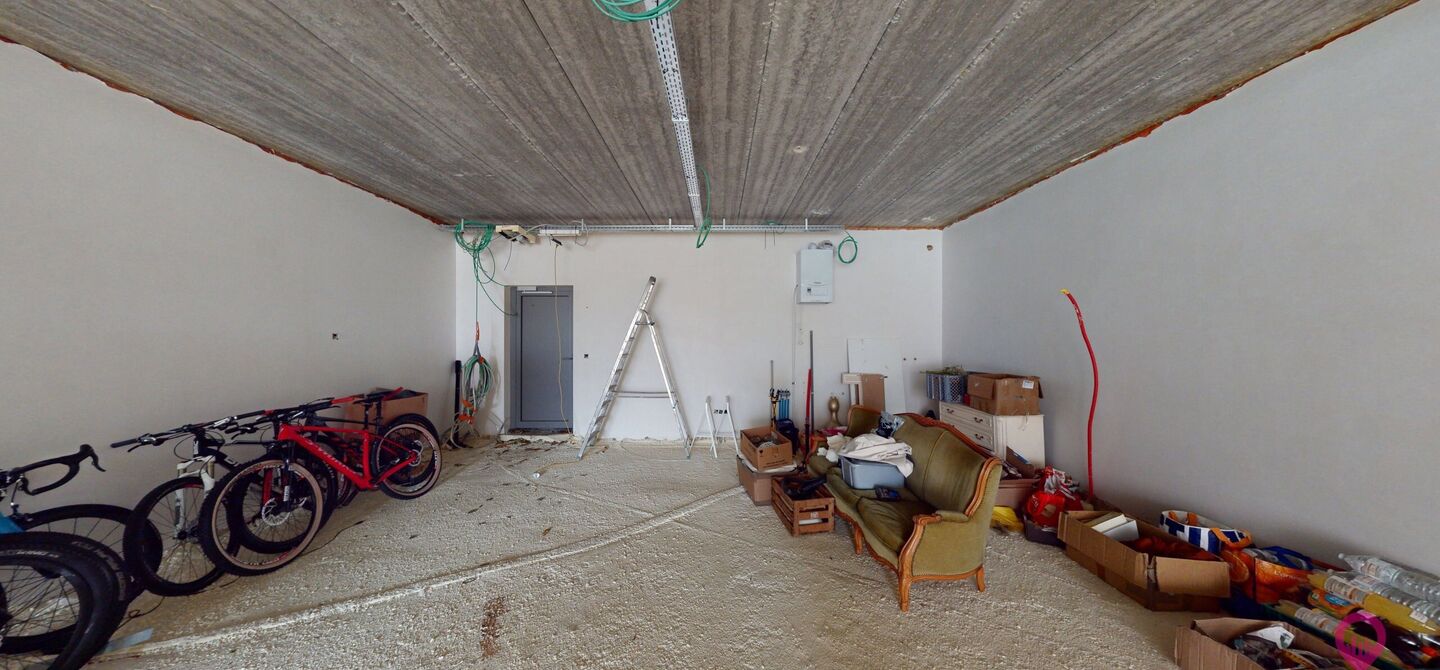 Uitstekend gelegen handelspand in hartje Koersel!
Dit handelspand bestaat op dit moment uit een makkelijk in te delen rechthoek. Aan de voorzijde is het pand 7,5m breed, de diepte bedraagt 18m. We spreken hier dus over 135m² bruikbare oppervlakte. Deze