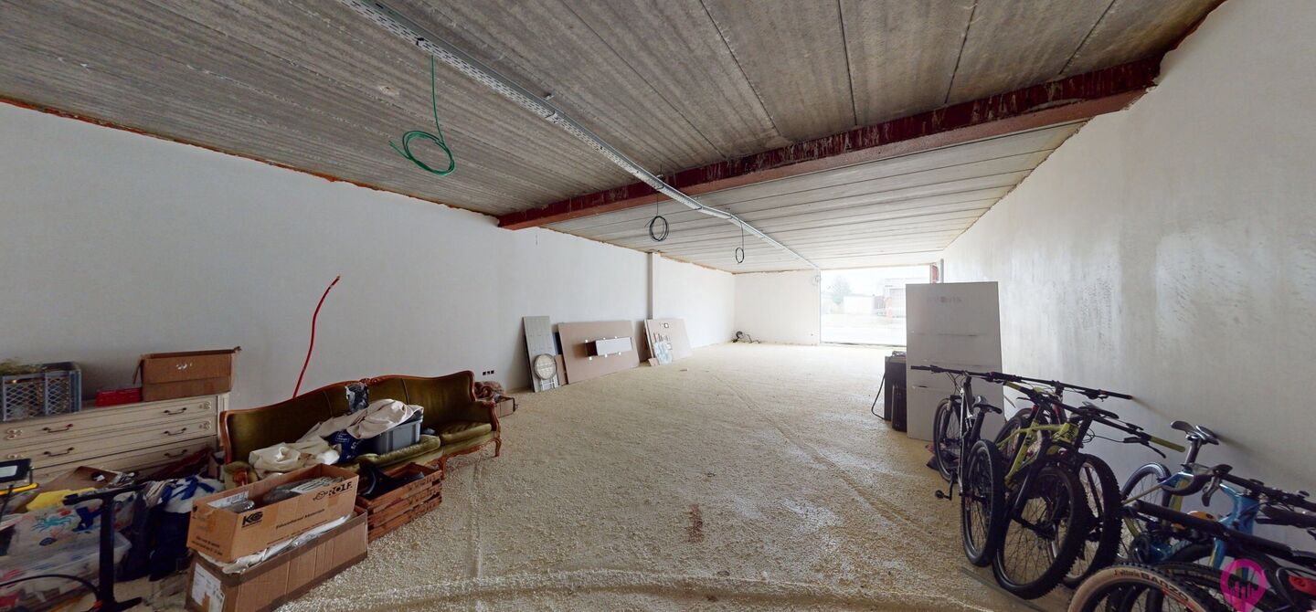 Uitstekend gelegen handelspand in hartje Koersel!
Dit handelspand bestaat op dit moment uit een makkelijk in te delen rechthoek. Aan de voorzijde is het pand 7,5m breed, de diepte bedraagt 18m. We spreken hier dus over 135m² bruikbare oppervlakte. Deze