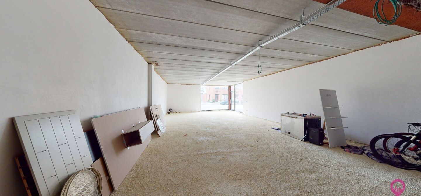 Uitstekend gelegen handelspand in hartje Koersel!
Dit handelspand bestaat op dit moment uit een makkelijk in te delen rechthoek. Aan de voorzijde is het pand 7,5m breed, de diepte bedraagt 18m. We spreken hier dus over 135m² bruikbare oppervlakte. Deze