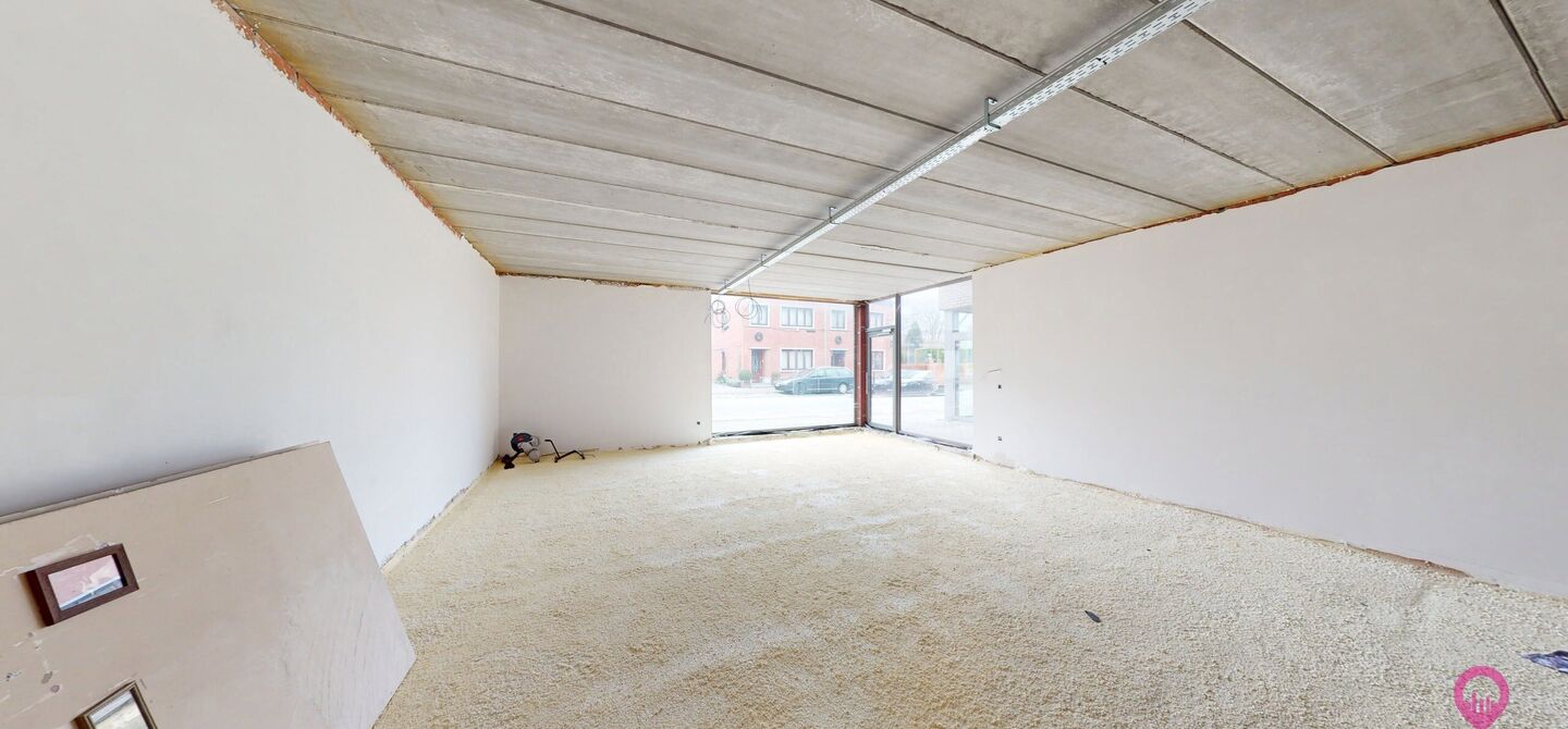 Uitstekend gelegen handelspand in hartje Koersel!
Dit handelspand bestaat op dit moment uit een makkelijk in te delen rechthoek. Aan de voorzijde is het pand 7,5m breed, de diepte bedraagt 18m. We spreken hier dus over 135m² bruikbare oppervlakte. Deze