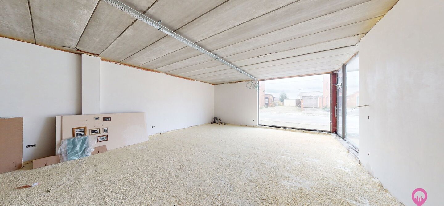 Uitstekend gelegen handelspand in hartje Koersel!
Dit handelspand bestaat op dit moment uit een makkelijk in te delen rechthoek. Aan de voorzijde is het pand 7,5m breed, de diepte bedraagt 18m. We spreken hier dus over 135m² bruikbare oppervlakte. Deze