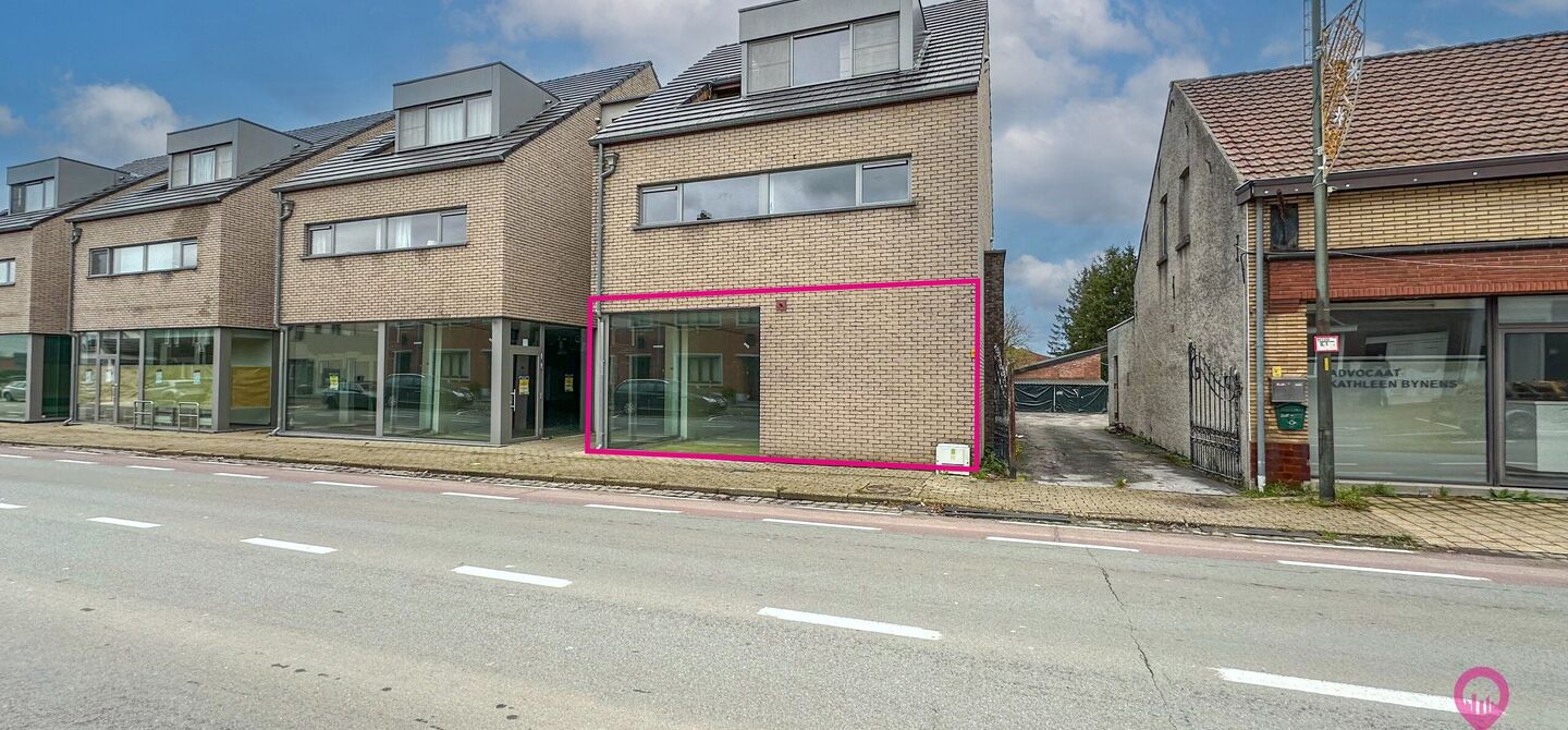 Uitstekend gelegen handelspand in hartje Koersel!
Dit handelspand bestaat op dit moment uit een makkelijk in te delen rechthoek. Aan de voorzijde is het pand 7,5m breed, de diepte bedraagt 18m. We spreken hier dus over 135m² bruikbare oppervlakte. Deze
