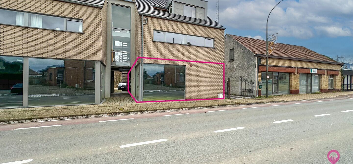 Uitstekend gelegen handelspand in hartje Koersel!
Dit handelspand bestaat op dit moment uit een makkelijk in te delen rechthoek. Aan de voorzijde is het pand 7,5m breed, de diepte bedraagt 18m. We spreken hier dus over 135m² bruikbare oppervlakte. Deze