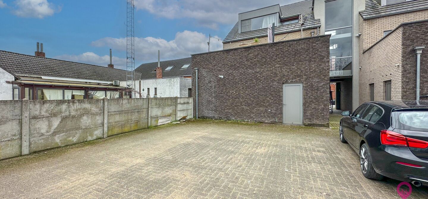 Uitstekend gelegen handelspand in hartje Koersel!
Dit handelspand bestaat op dit moment uit een makkelijk in te delen rechthoek. Aan de voorzijde is het pand 7,5m breed, de diepte bedraagt 18m. We spreken hier dus over 135m² bruikbare oppervlakte. Deze