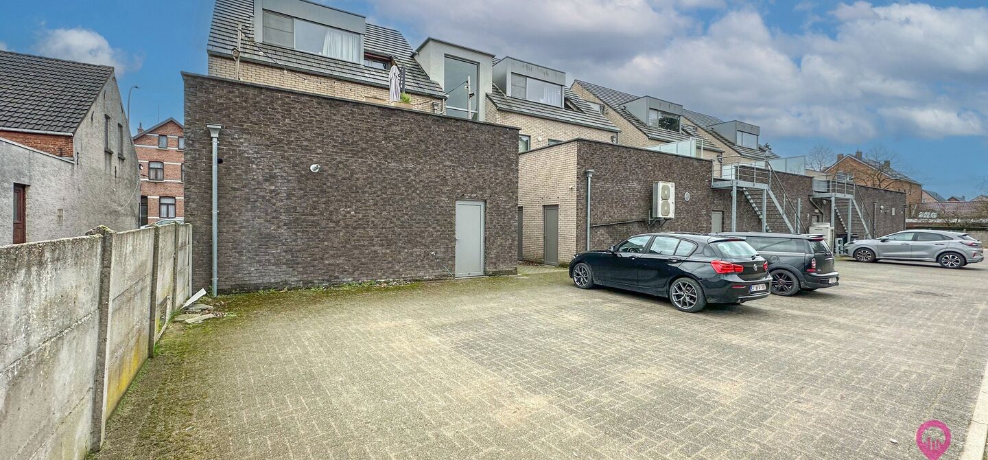 Uitstekend gelegen handelspand in hartje Koersel!
Dit handelspand bestaat op dit moment uit een makkelijk in te delen rechthoek. Aan de voorzijde is het pand 7,5m breed, de diepte bedraagt 18m. We spreken hier dus over 135m² bruikbare oppervlakte. Deze