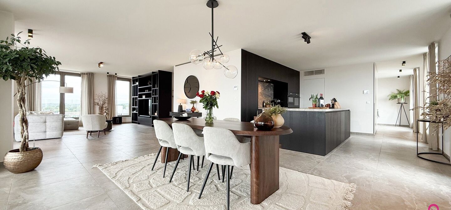 Uniek luxueus penthouse (221m²) met 2 slpks, 2 ensuite badkamers, 41m² terras en adembenemend uitzicht in centrum Beringen!

Bij ImmoFusion 7/7 “open huis” : klik op onze 3D-TOUR.
Ervaar vastgoed alsof je er zelf doorloopt!

Welkom in dit exclusieve
