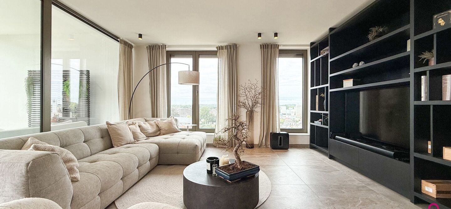 Uniek luxueus penthouse (221m²) met 2 slpks, 2 ensuite badkamers, 41m² terras en adembenemend uitzicht in centrum Beringen!

Bij ImmoFusion 7/7 “open huis” : klik op onze 3D-TOUR.
Ervaar vastgoed alsof je er zelf doorloopt!

Welkom in dit exclusieve