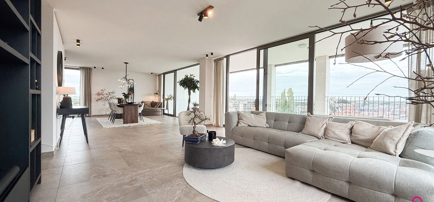 Uniek luxueus penthouse (221m²) met 2 slpks, 2 ensuite badkamers, 41m² terras en adembenemend uitzicht in centrum Beringen!

Bij ImmoFusion 7/7 “open huis” : klik op onze 3D-TOUR.
Ervaar vastgoed alsof je er zelf doorloopt!

Welkom in dit exclusieve