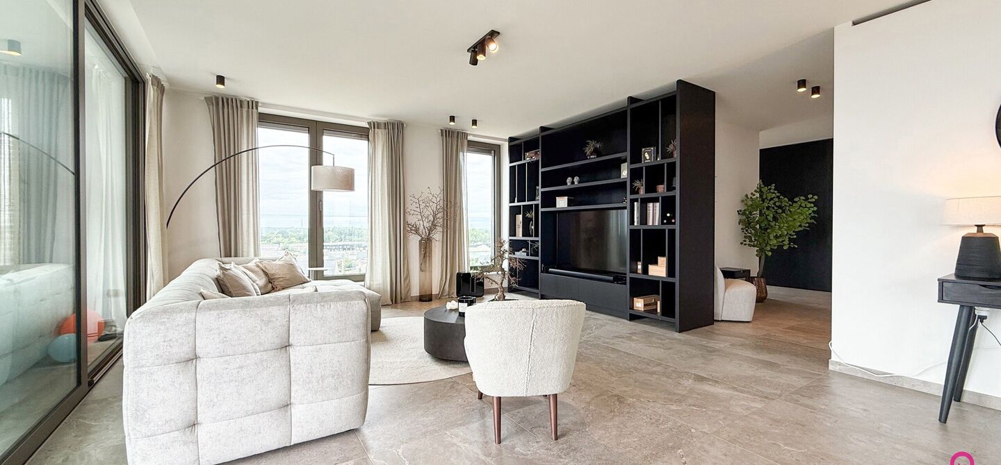 Uniek luxueus penthouse (221m²) met 2 slpks, 2 ensuite badkamers, 41m² terras en adembenemend uitzicht in centrum Beringen!

Bij ImmoFusion 7/7 “open huis” : klik op onze 3D-TOUR.
Ervaar vastgoed alsof je er zelf doorloopt!

Welkom in dit exclusieve