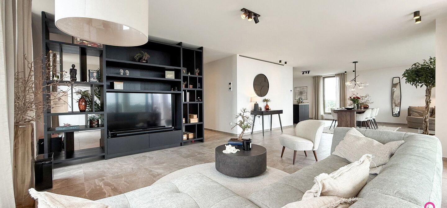 Uniek luxueus penthouse (221m²) met 2 slpks, 2 ensuite badkamers, 41m² terras en adembenemend uitzicht in centrum Beringen!

Bij ImmoFusion 7/7 “open huis” : klik op onze 3D-TOUR.
Ervaar vastgoed alsof je er zelf doorloopt!

Welkom in dit exclusieve