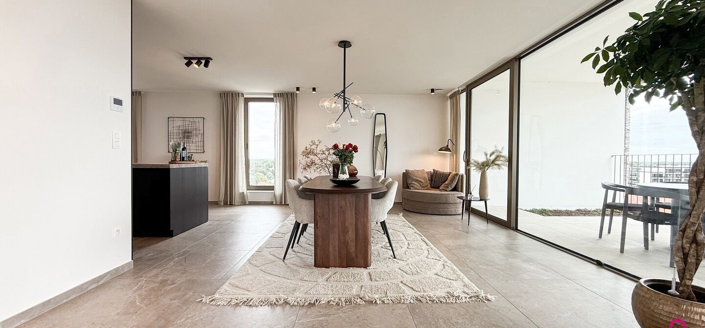 Uniek luxueus penthouse (221m²) met 2 slpks, 2 ensuite badkamers, 41m² terras en adembenemend uitzicht in centrum Beringen!

Bij ImmoFusion 7/7 “open huis” : klik op onze 3D-TOUR.
Ervaar vastgoed alsof je er zelf doorloopt!

Welkom in dit exclusieve