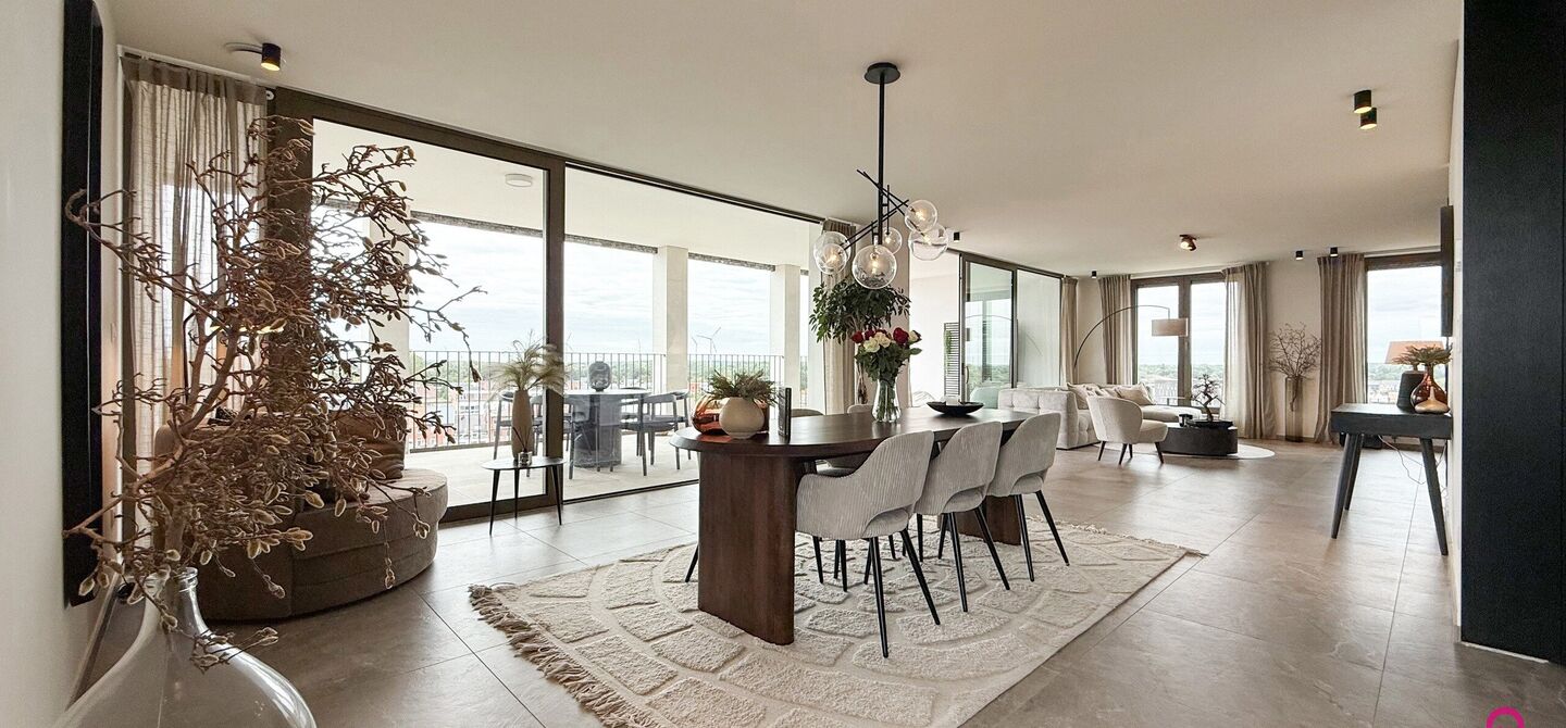 Uniek luxueus penthouse (221m²) met 2 slpks, 2 ensuite badkamers, 41m² terras en adembenemend uitzicht in centrum Beringen!

Bij ImmoFusion 7/7 “open huis” : klik op onze 3D-TOUR.
Ervaar vastgoed alsof je er zelf doorloopt!

Welkom in dit exclusieve
