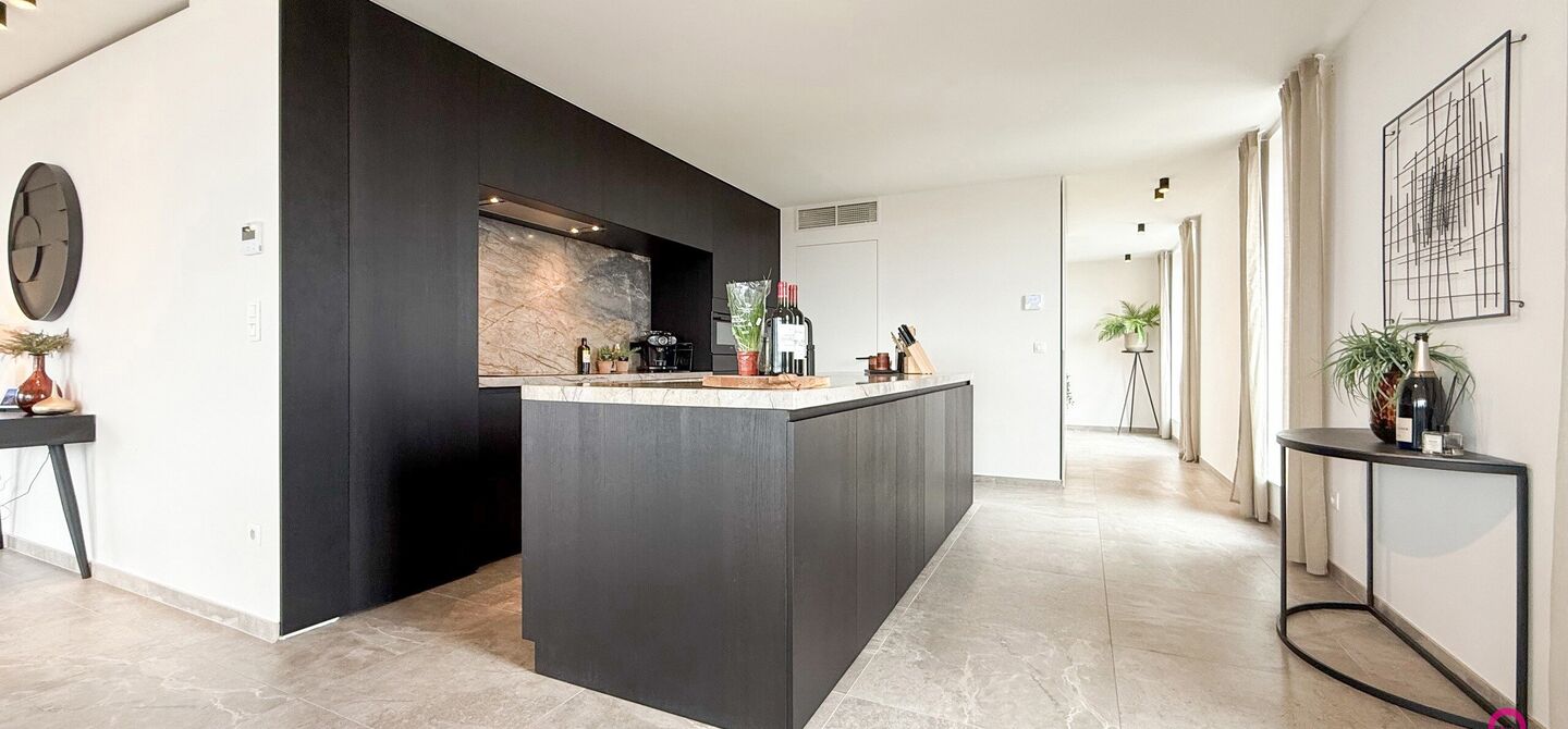 Uniek luxueus penthouse (221m²) met 2 slpks, 2 ensuite badkamers, 41m² terras en adembenemend uitzicht in centrum Beringen!

Bij ImmoFusion 7/7 “open huis” : klik op onze 3D-TOUR.
Ervaar vastgoed alsof je er zelf doorloopt!

Welkom in dit exclusieve