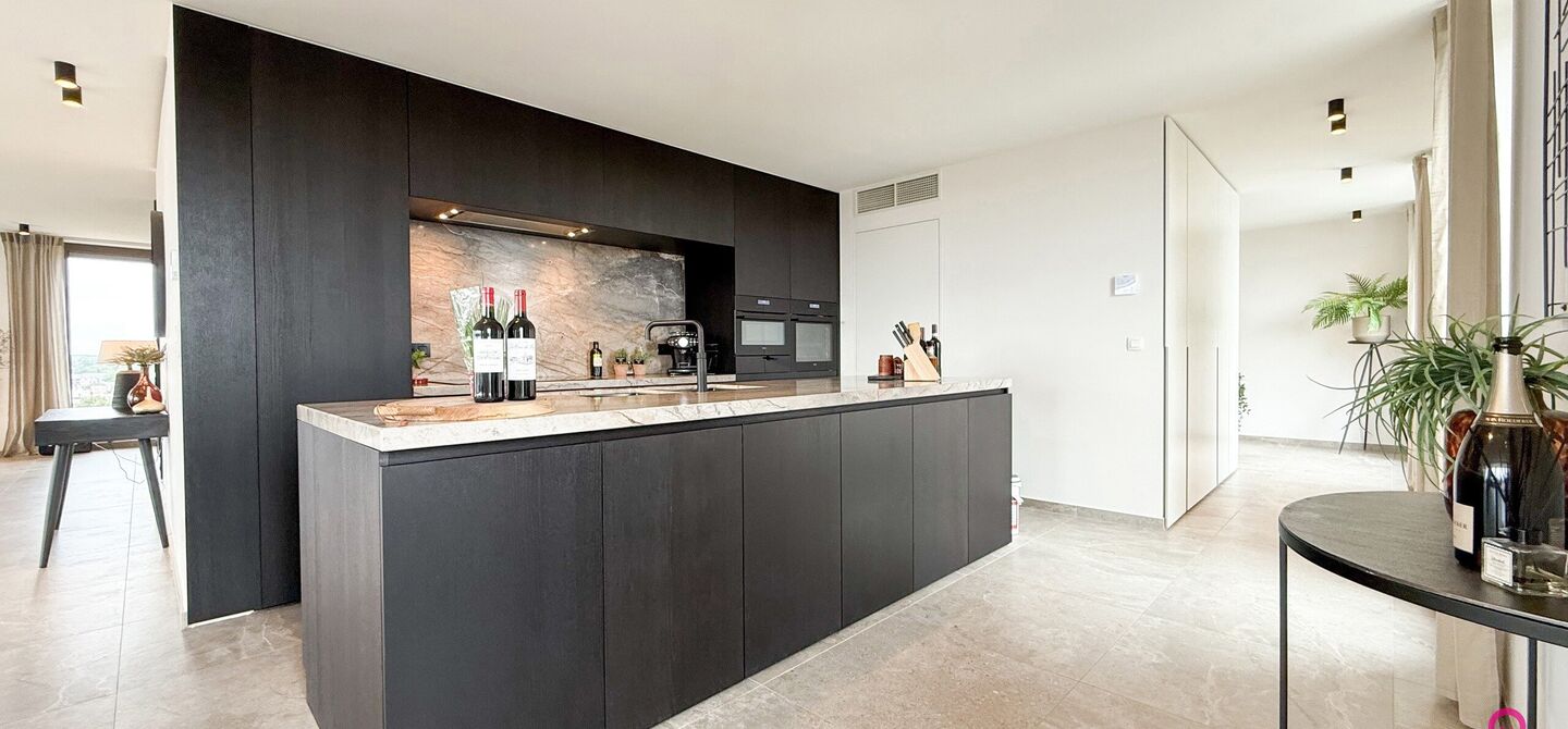 Uniek luxueus penthouse (221m²) met 2 slpks, 2 ensuite badkamers, 41m² terras en adembenemend uitzicht in centrum Beringen!

Bij ImmoFusion 7/7 “open huis” : klik op onze 3D-TOUR.
Ervaar vastgoed alsof je er zelf doorloopt!

Welkom in dit exclusieve
