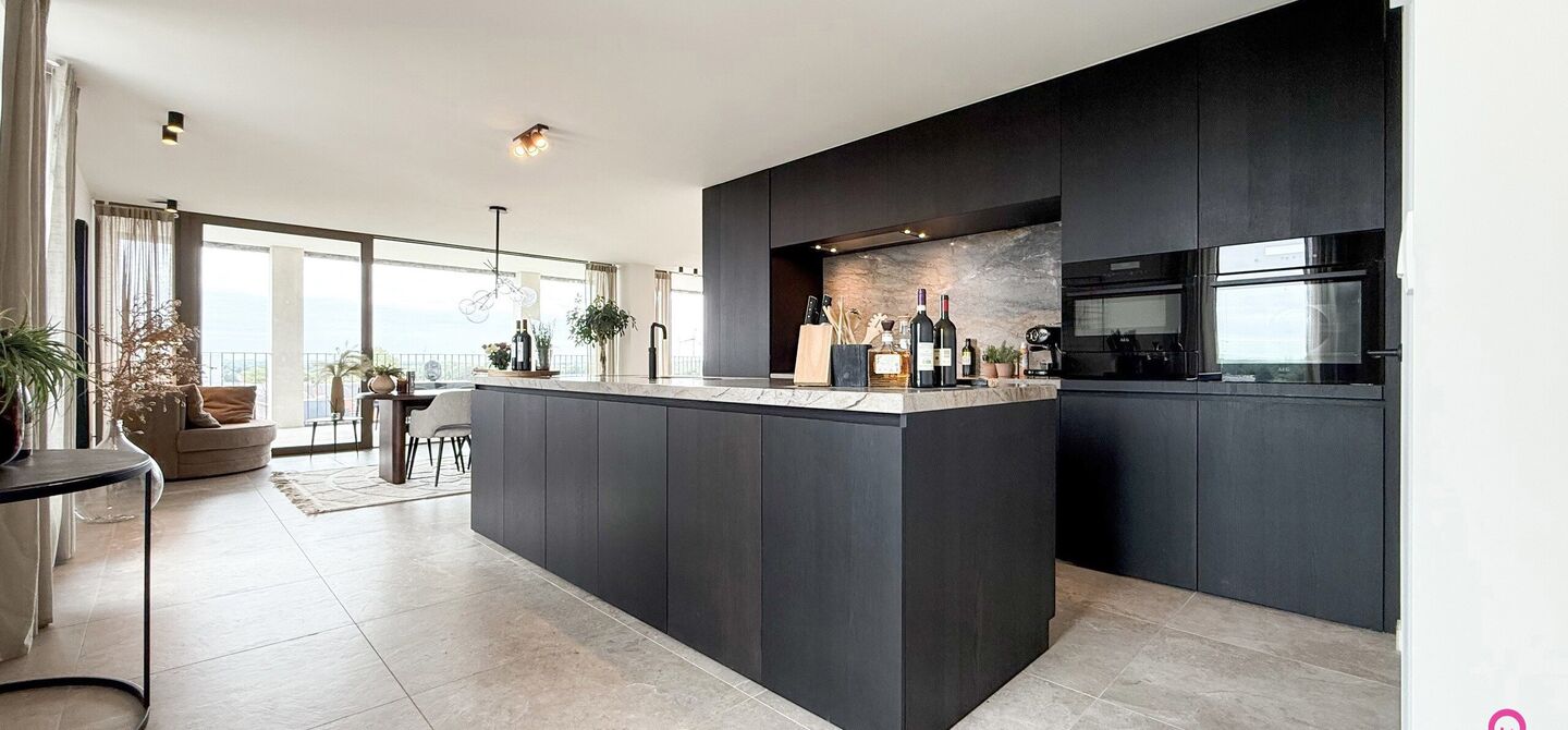 Uniek luxueus penthouse (221m²) met 2 slpks, 2 ensuite badkamers, 41m² terras en adembenemend uitzicht in centrum Beringen!

Bij ImmoFusion 7/7 “open huis” : klik op onze 3D-TOUR.
Ervaar vastgoed alsof je er zelf doorloopt!

Welkom in dit exclusieve