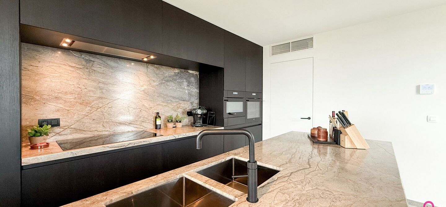 Uniek luxueus penthouse (221m²) met 2 slpks, 2 ensuite badkamers, 41m² terras en adembenemend uitzicht in centrum Beringen!

Bij ImmoFusion 7/7 “open huis” : klik op onze 3D-TOUR.
Ervaar vastgoed alsof je er zelf doorloopt!

Welkom in dit exclusieve