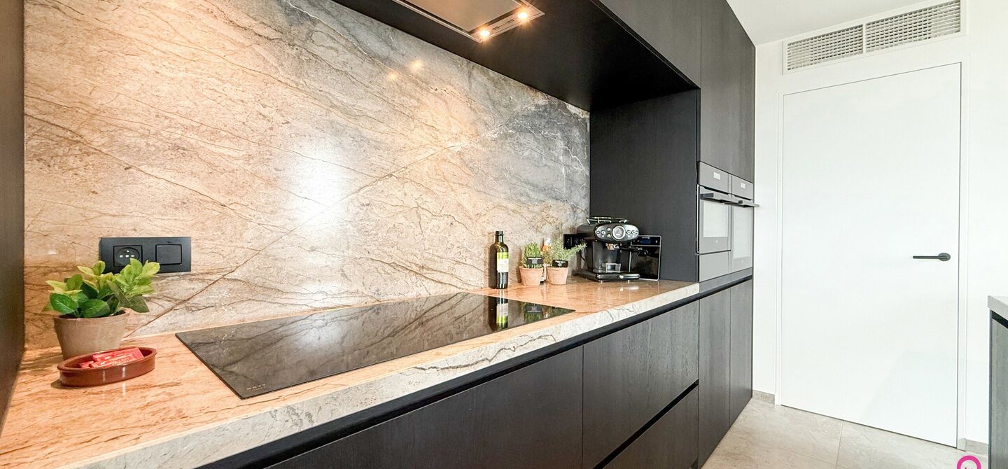 Uniek luxueus penthouse (221m²) met 2 slpks, 2 ensuite badkamers, 41m² terras en adembenemend uitzicht in centrum Beringen!

Bij ImmoFusion 7/7 “open huis” : klik op onze 3D-TOUR.
Ervaar vastgoed alsof je er zelf doorloopt!

Welkom in dit exclusieve