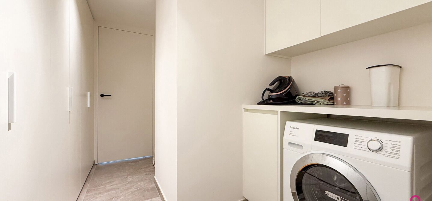 Uniek luxueus penthouse (221m²) met 2 slpks, 2 ensuite badkamers, 41m² terras en adembenemend uitzicht in centrum Beringen!

Bij ImmoFusion 7/7 “open huis” : klik op onze 3D-TOUR.
Ervaar vastgoed alsof je er zelf doorloopt!

Welkom in dit exclusieve