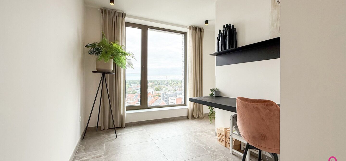 Uniek luxueus penthouse (221m²) met 2 slpks, 2 ensuite badkamers, 41m² terras en adembenemend uitzicht in centrum Beringen!

Bij ImmoFusion 7/7 “open huis” : klik op onze 3D-TOUR.
Ervaar vastgoed alsof je er zelf doorloopt!

Welkom in dit exclusieve