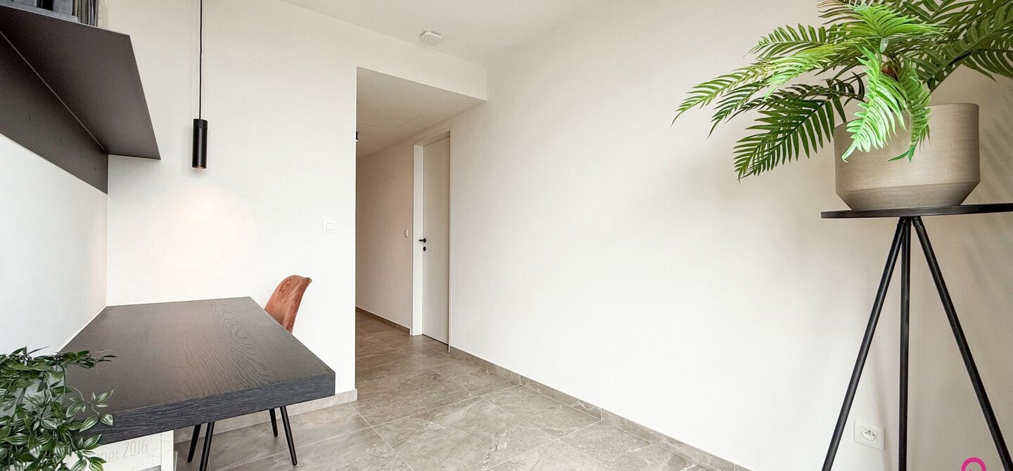 Uniek luxueus penthouse (221m²) met 2 slpks, 2 ensuite badkamers, 41m² terras en adembenemend uitzicht in centrum Beringen!

Bij ImmoFusion 7/7 “open huis” : klik op onze 3D-TOUR.
Ervaar vastgoed alsof je er zelf doorloopt!

Welkom in dit exclusieve