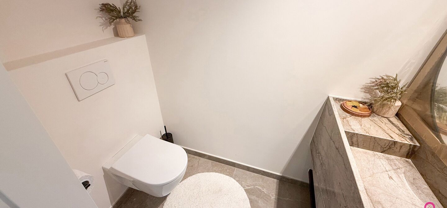 Uniek luxueus penthouse (221m²) met 2 slpks, 2 ensuite badkamers, 41m² terras en adembenemend uitzicht in centrum Beringen!

Bij ImmoFusion 7/7 “open huis” : klik op onze 3D-TOUR.
Ervaar vastgoed alsof je er zelf doorloopt!

Welkom in dit exclusieve