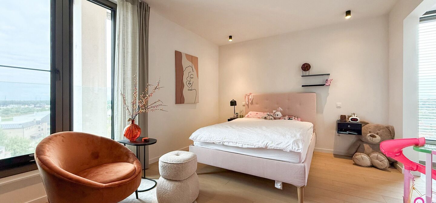 Uniek luxueus penthouse (221m²) met 2 slpks, 2 ensuite badkamers, 41m² terras en adembenemend uitzicht in centrum Beringen!

Bij ImmoFusion 7/7 “open huis” : klik op onze 3D-TOUR.
Ervaar vastgoed alsof je er zelf doorloopt!

Welkom in dit exclusieve