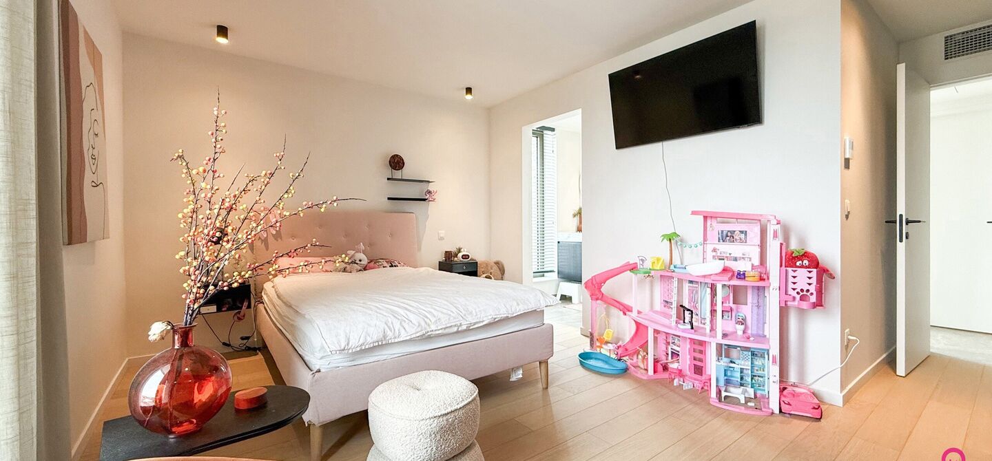 Uniek luxueus penthouse (221m²) met 2 slpks, 2 ensuite badkamers, 41m² terras en adembenemend uitzicht in centrum Beringen!

Bij ImmoFusion 7/7 “open huis” : klik op onze 3D-TOUR.
Ervaar vastgoed alsof je er zelf doorloopt!

Welkom in dit exclusieve