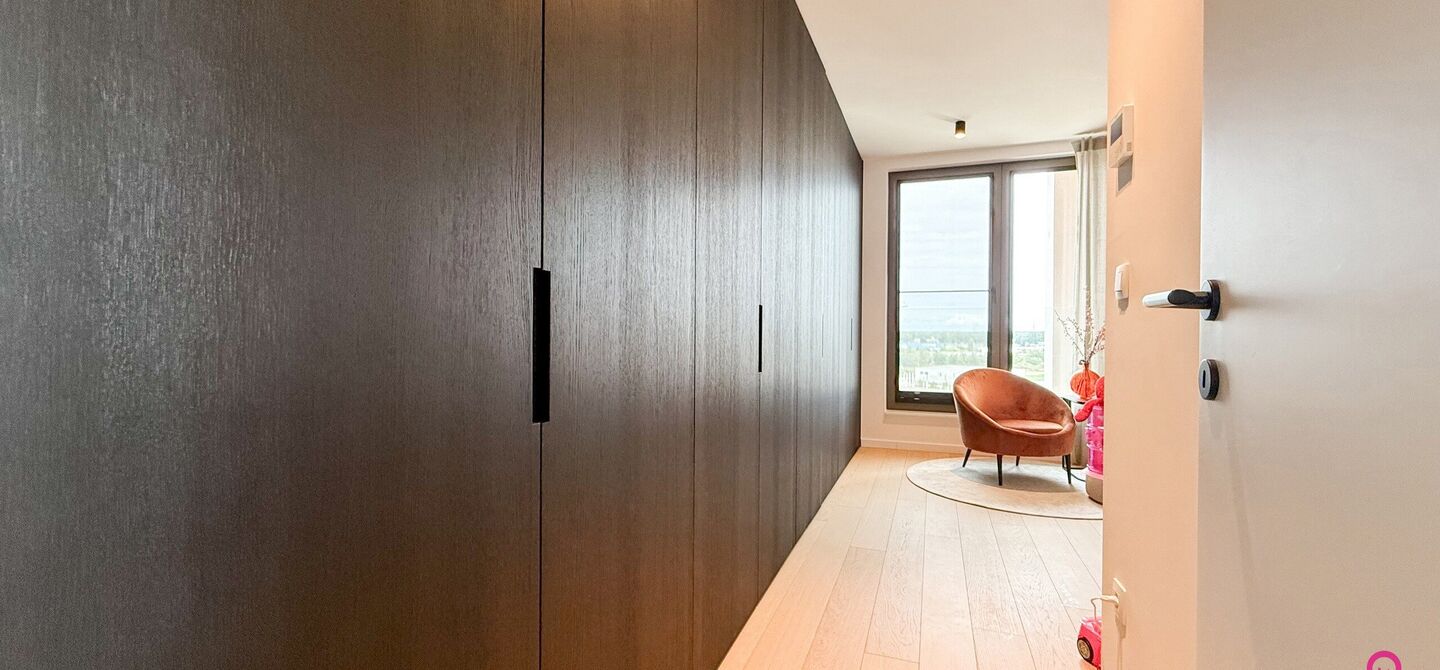 Uniek luxueus penthouse (221m²) met 2 slpks, 2 ensuite badkamers, 41m² terras en adembenemend uitzicht in centrum Beringen!

Bij ImmoFusion 7/7 “open huis” : klik op onze 3D-TOUR.
Ervaar vastgoed alsof je er zelf doorloopt!

Welkom in dit exclusieve