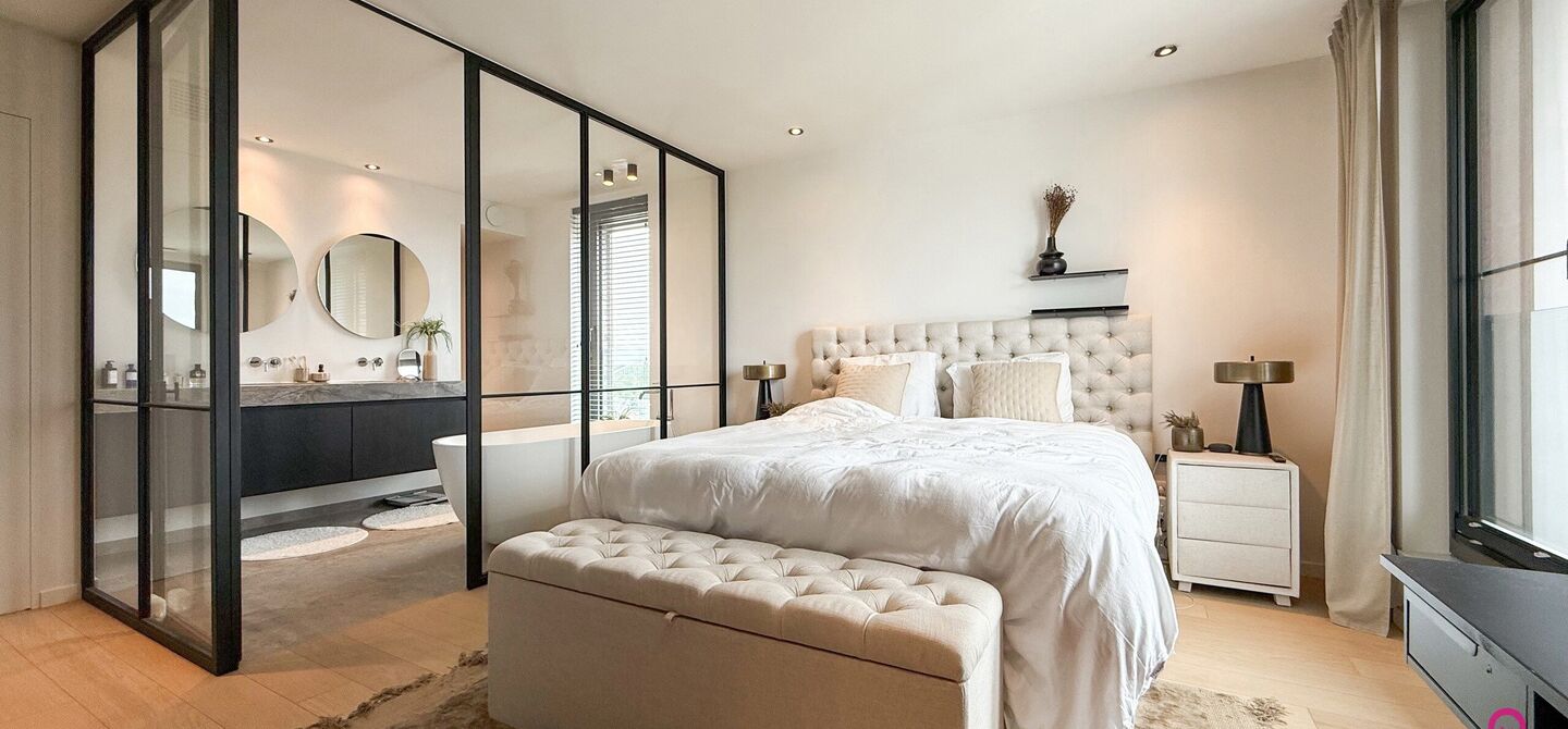 Uniek luxueus penthouse (221m²) met 2 slpks, 2 ensuite badkamers, 41m² terras en adembenemend uitzicht in centrum Beringen!

Bij ImmoFusion 7/7 “open huis” : klik op onze 3D-TOUR.
Ervaar vastgoed alsof je er zelf doorloopt!

Welkom in dit exclusieve