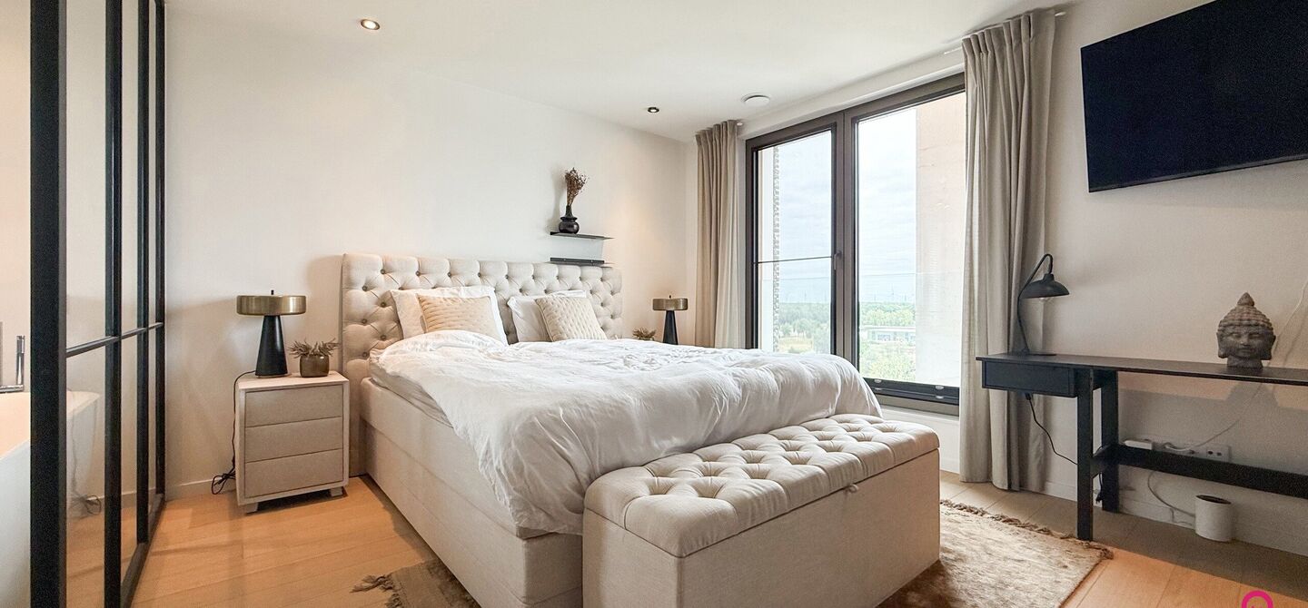 Uniek luxueus penthouse (221m²) met 2 slpks, 2 ensuite badkamers, 41m² terras en adembenemend uitzicht in centrum Beringen!

Bij ImmoFusion 7/7 “open huis” : klik op onze 3D-TOUR.
Ervaar vastgoed alsof je er zelf doorloopt!

Welkom in dit exclusieve