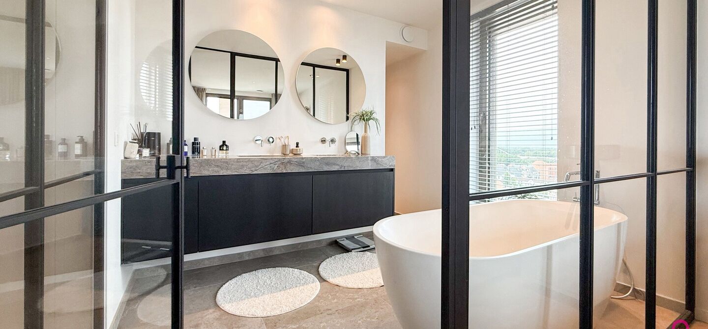Uniek luxueus penthouse (221m²) met 2 slpks, 2 ensuite badkamers, 41m² terras en adembenemend uitzicht in centrum Beringen!

Bij ImmoFusion 7/7 “open huis” : klik op onze 3D-TOUR.
Ervaar vastgoed alsof je er zelf doorloopt!

Welkom in dit exclusieve