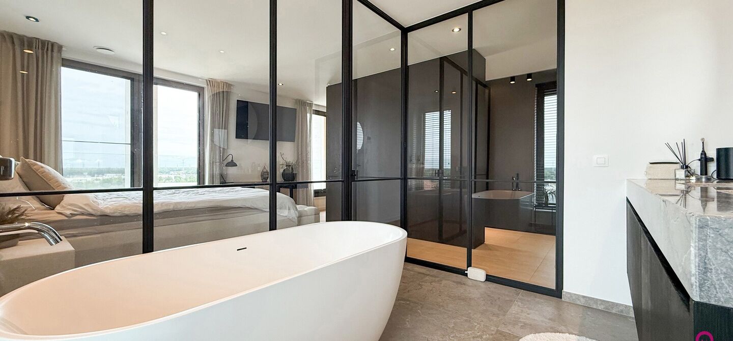 Uniek luxueus penthouse (221m²) met 2 slpks, 2 ensuite badkamers, 41m² terras en adembenemend uitzicht in centrum Beringen!

Bij ImmoFusion 7/7 “open huis” : klik op onze 3D-TOUR.
Ervaar vastgoed alsof je er zelf doorloopt!

Welkom in dit exclusieve
