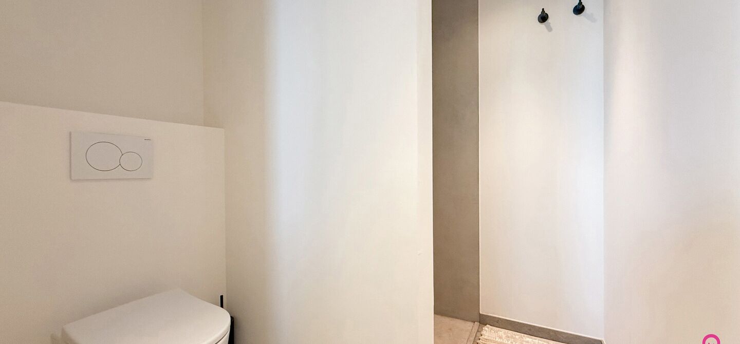 Uniek luxueus penthouse (221m²) met 2 slpks, 2 ensuite badkamers, 41m² terras en adembenemend uitzicht in centrum Beringen!

Bij ImmoFusion 7/7 “open huis” : klik op onze 3D-TOUR.
Ervaar vastgoed alsof je er zelf doorloopt!

Welkom in dit exclusieve