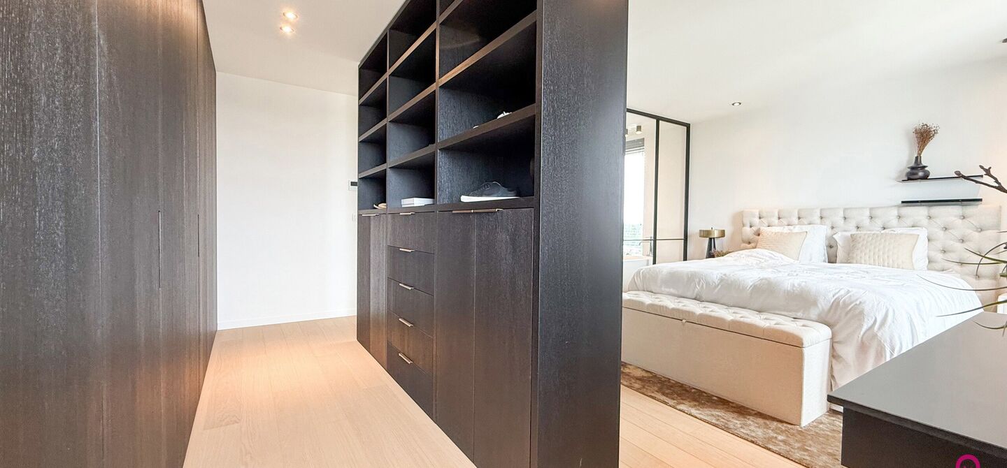 Uniek luxueus penthouse (221m²) met 2 slpks, 2 ensuite badkamers, 41m² terras en adembenemend uitzicht in centrum Beringen!

Bij ImmoFusion 7/7 “open huis” : klik op onze 3D-TOUR.
Ervaar vastgoed alsof je er zelf doorloopt!

Welkom in dit exclusieve