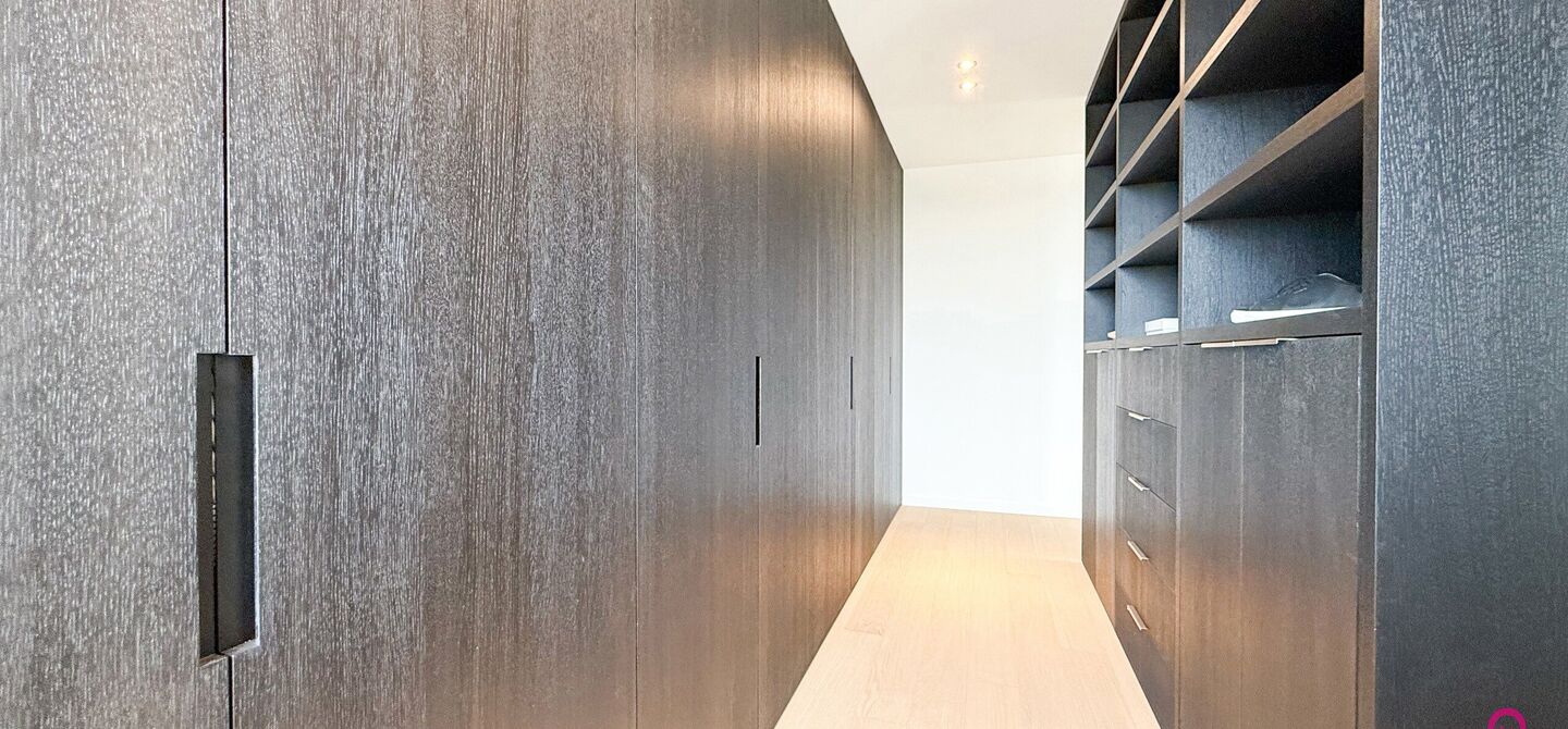 Uniek luxueus penthouse (221m²) met 2 slpks, 2 ensuite badkamers, 41m² terras en adembenemend uitzicht in centrum Beringen!

Bij ImmoFusion 7/7 “open huis” : klik op onze 3D-TOUR.
Ervaar vastgoed alsof je er zelf doorloopt!

Welkom in dit exclusieve
