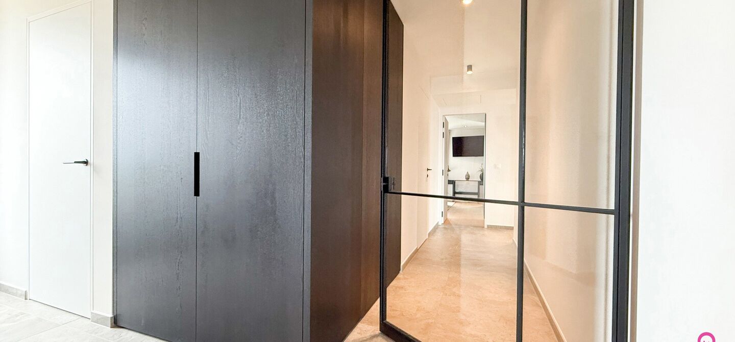 Uniek luxueus penthouse (221m²) met 2 slpks, 2 ensuite badkamers, 41m² terras en adembenemend uitzicht in centrum Beringen!

Bij ImmoFusion 7/7 “open huis” : klik op onze 3D-TOUR.
Ervaar vastgoed alsof je er zelf doorloopt!

Welkom in dit exclusieve