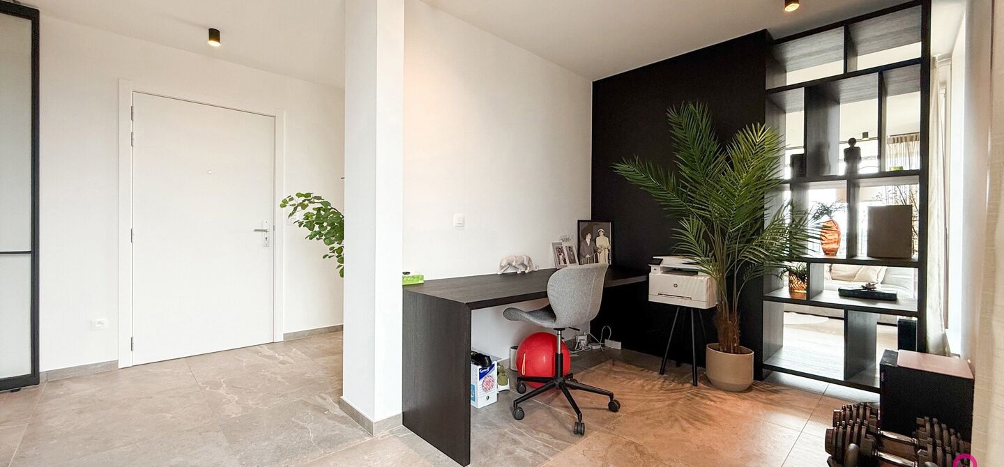 Uniek luxueus penthouse (221m²) met 2 slpks, 2 ensuite badkamers, 41m² terras en adembenemend uitzicht in centrum Beringen!

Bij ImmoFusion 7/7 “open huis” : klik op onze 3D-TOUR.
Ervaar vastgoed alsof je er zelf doorloopt!

Welkom in dit exclusieve