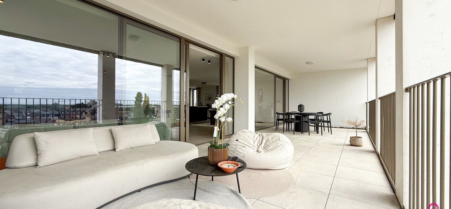 Uniek luxueus penthouse (221m²) met 2 slpks, 2 ensuite badkamers, 41m² terras en adembenemend uitzicht in centrum Beringen!

Bij ImmoFusion 7/7 “open huis” : klik op onze 3D-TOUR.
Ervaar vastgoed alsof je er zelf doorloopt!

Welkom in dit exclusieve