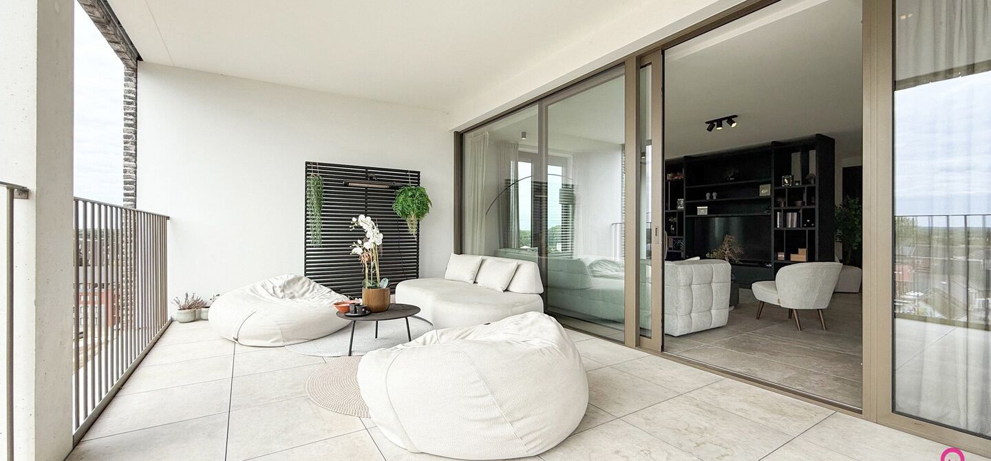 Uniek luxueus penthouse (221m²) met 2 slpks, 2 ensuite badkamers, 41m² terras en adembenemend uitzicht in centrum Beringen!

Bij ImmoFusion 7/7 “open huis” : klik op onze 3D-TOUR.
Ervaar vastgoed alsof je er zelf doorloopt!

Welkom in dit exclusieve