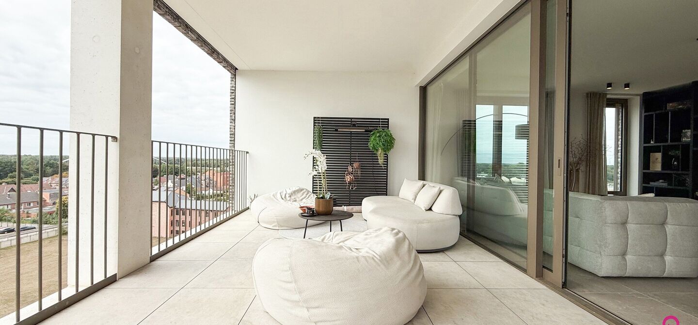 Uniek luxueus penthouse (221m²) met 2 slpks, 2 ensuite badkamers, 41m² terras en adembenemend uitzicht in centrum Beringen!

Bij ImmoFusion 7/7 “open huis” : klik op onze 3D-TOUR.
Ervaar vastgoed alsof je er zelf doorloopt!

Welkom in dit exclusieve