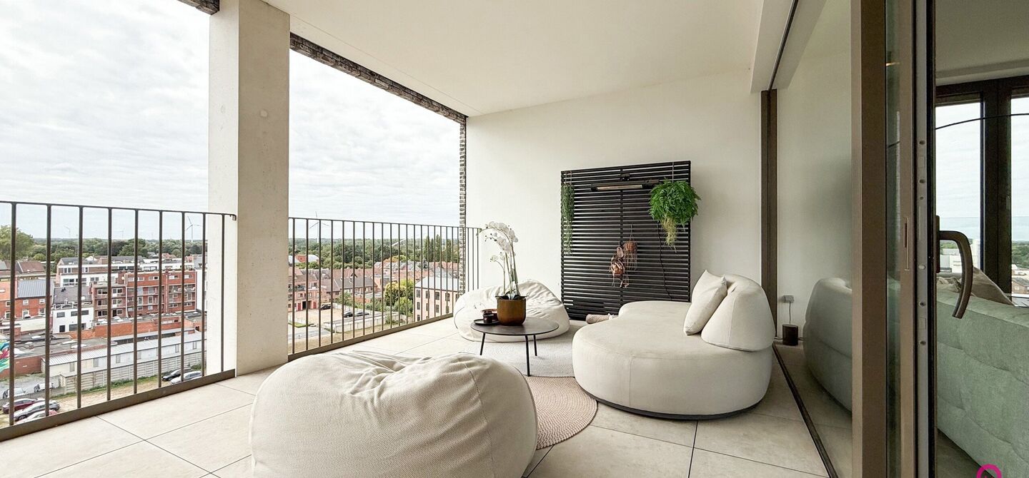 Uniek luxueus penthouse (221m²) met 2 slpks, 2 ensuite badkamers, 41m² terras en adembenemend uitzicht in centrum Beringen!

Bij ImmoFusion 7/7 “open huis” : klik op onze 3D-TOUR.
Ervaar vastgoed alsof je er zelf doorloopt!

Welkom in dit exclusieve