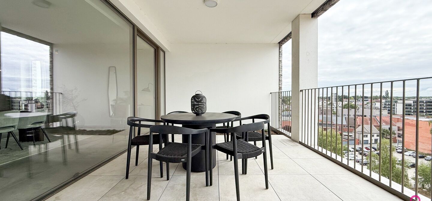 Uniek luxueus penthouse (221m²) met 2 slpks, 2 ensuite badkamers, 41m² terras en adembenemend uitzicht in centrum Beringen!

Bij ImmoFusion 7/7 “open huis” : klik op onze 3D-TOUR.
Ervaar vastgoed alsof je er zelf doorloopt!

Welkom in dit exclusieve