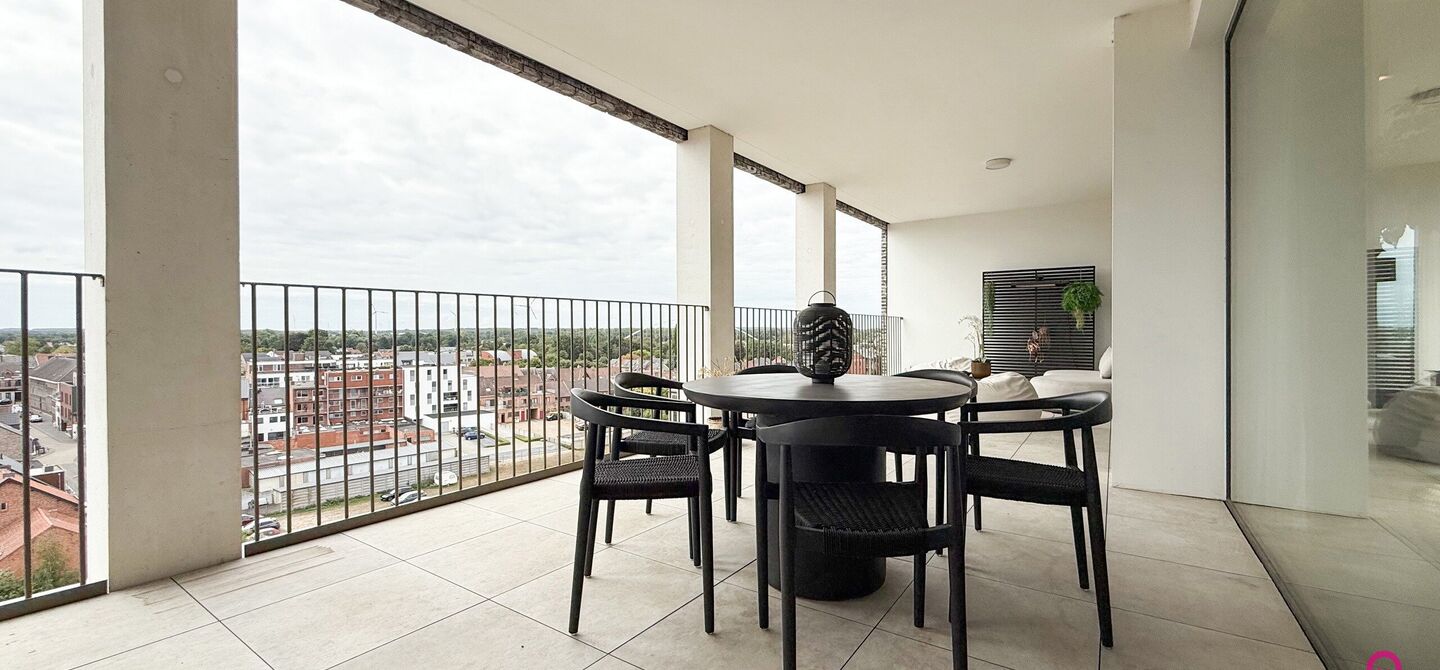 Uniek luxueus penthouse (221m²) met 2 slpks, 2 ensuite badkamers, 41m² terras en adembenemend uitzicht in centrum Beringen!

Bij ImmoFusion 7/7 “open huis” : klik op onze 3D-TOUR.
Ervaar vastgoed alsof je er zelf doorloopt!

Welkom in dit exclusieve