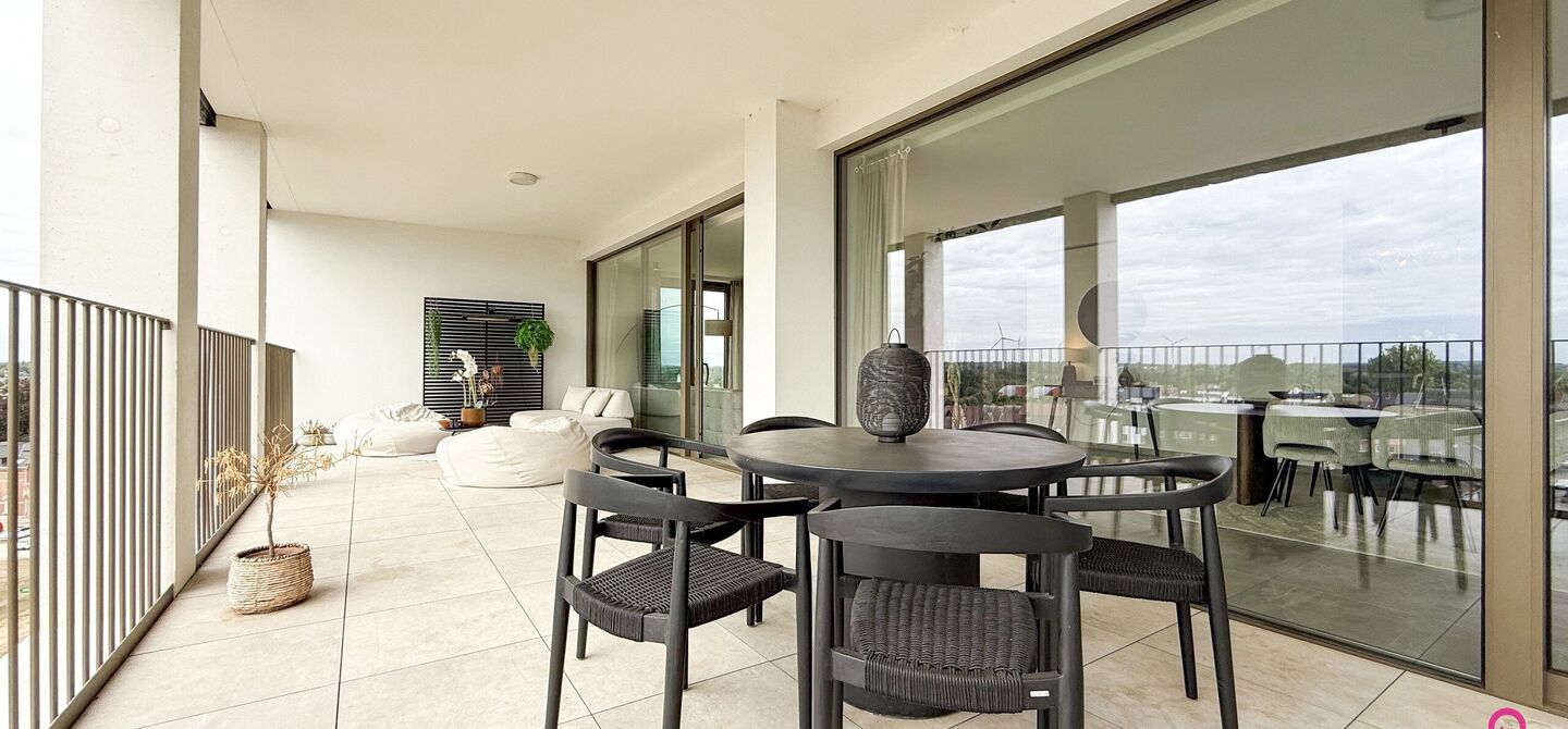 Uniek luxueus penthouse (221m²) met 2 slpks, 2 ensuite badkamers, 41m² terras en adembenemend uitzicht in centrum Beringen!

Bij ImmoFusion 7/7 “open huis” : klik op onze 3D-TOUR.
Ervaar vastgoed alsof je er zelf doorloopt!

Welkom in dit exclusieve