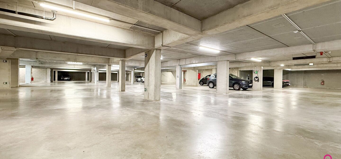Uniek luxueus penthouse (221m²) met 2 slpks, 2 ensuite badkamers, 41m² terras en adembenemend uitzicht in centrum Beringen!

Bij ImmoFusion 7/7 “open huis” : klik op onze 3D-TOUR.
Ervaar vastgoed alsof je er zelf doorloopt!

Welkom in dit exclusieve