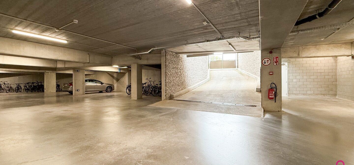 Uniek luxueus penthouse (221m²) met 2 slpks, 2 ensuite badkamers, 41m² terras en adembenemend uitzicht in centrum Beringen!

Bij ImmoFusion 7/7 “open huis” : klik op onze 3D-TOUR.
Ervaar vastgoed alsof je er zelf doorloopt!

Welkom in dit exclusieve
