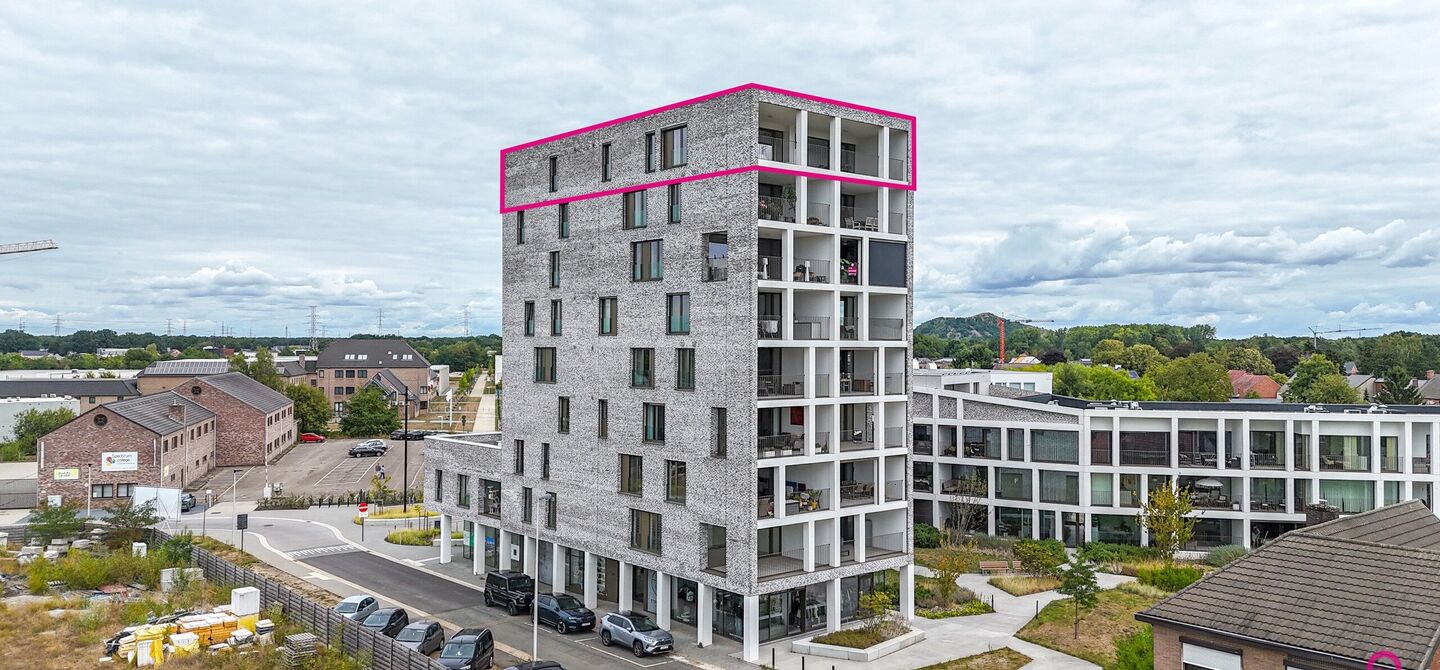 Uniek luxueus penthouse (221m²) met 2 slpks, 2 ensuite badkamers, 41m² terras en adembenemend uitzicht in centrum Beringen!

Bij ImmoFusion 7/7 “open huis” : klik op onze 3D-TOUR.
Ervaar vastgoed alsof je er zelf doorloopt!

Welkom in dit exclusieve