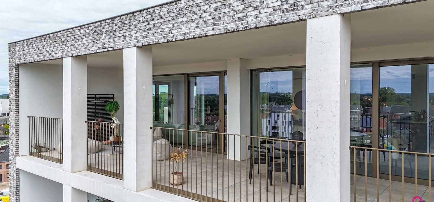 Uniek luxueus penthouse (221m²) met 2 slpks, 2 ensuite badkamers, 41m² terras en adembenemend uitzicht in centrum Beringen!

Bij ImmoFusion 7/7 “open huis” : klik op onze 3D-TOUR.
Ervaar vastgoed alsof je er zelf doorloopt!

Welkom in dit exclusieve