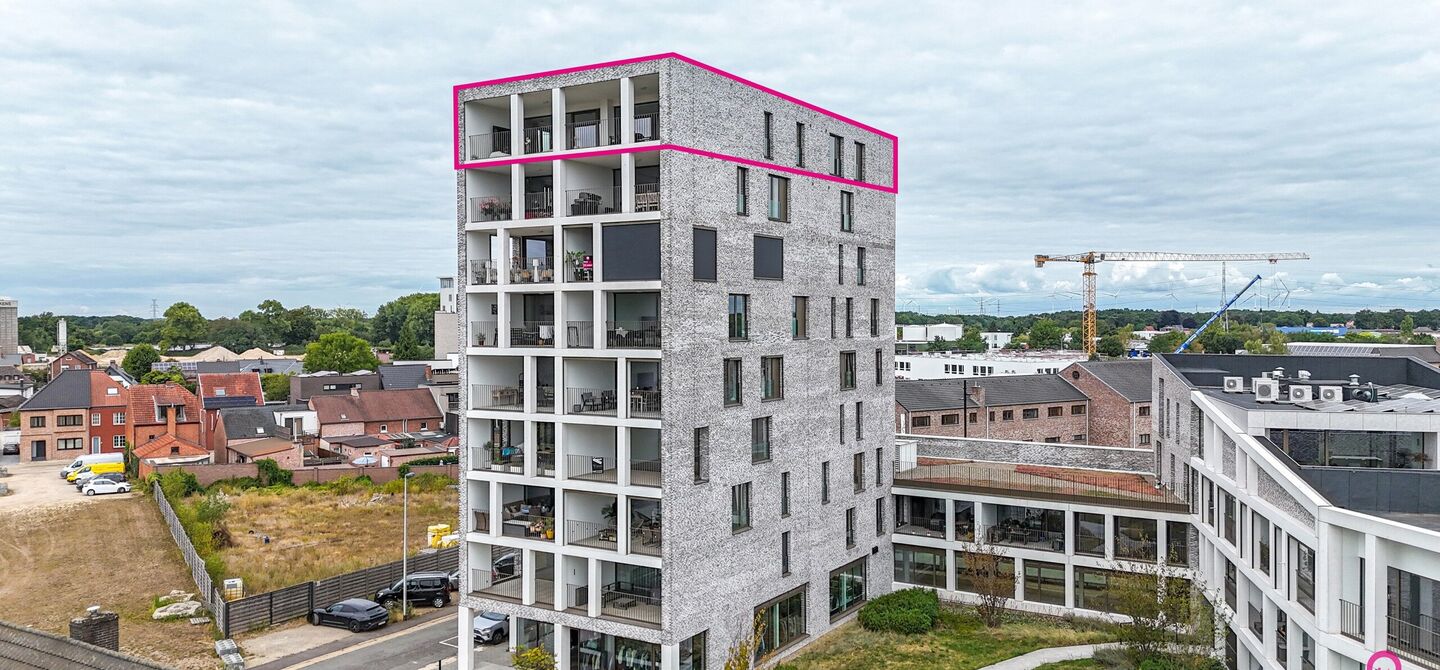 Uniek luxueus penthouse (221m²) met 2 slpks, 2 ensuite badkamers, 41m² terras en adembenemend uitzicht in centrum Beringen!

Bij ImmoFusion 7/7 “open huis” : klik op onze 3D-TOUR.
Ervaar vastgoed alsof je er zelf doorloopt!

Welkom in dit exclusieve